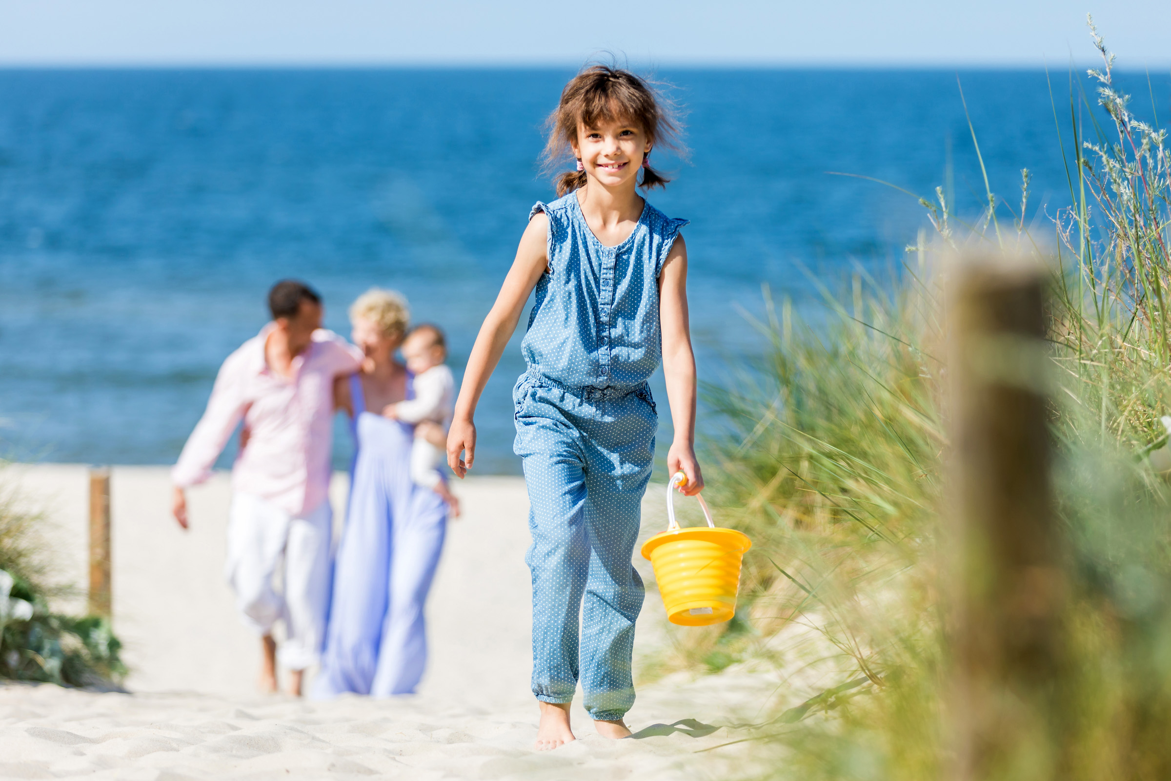 Fotografieren vom Sommerurlaub am Ostseestrand mit Familie. Kinder und Erwachsene sind dabei herrlich entspannt.