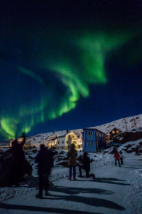 Teilnehmer einer Polarlichtreise beim Fotografieren und Bestaunen des Nordlichtes. Fotografiert durch Jan Rieger