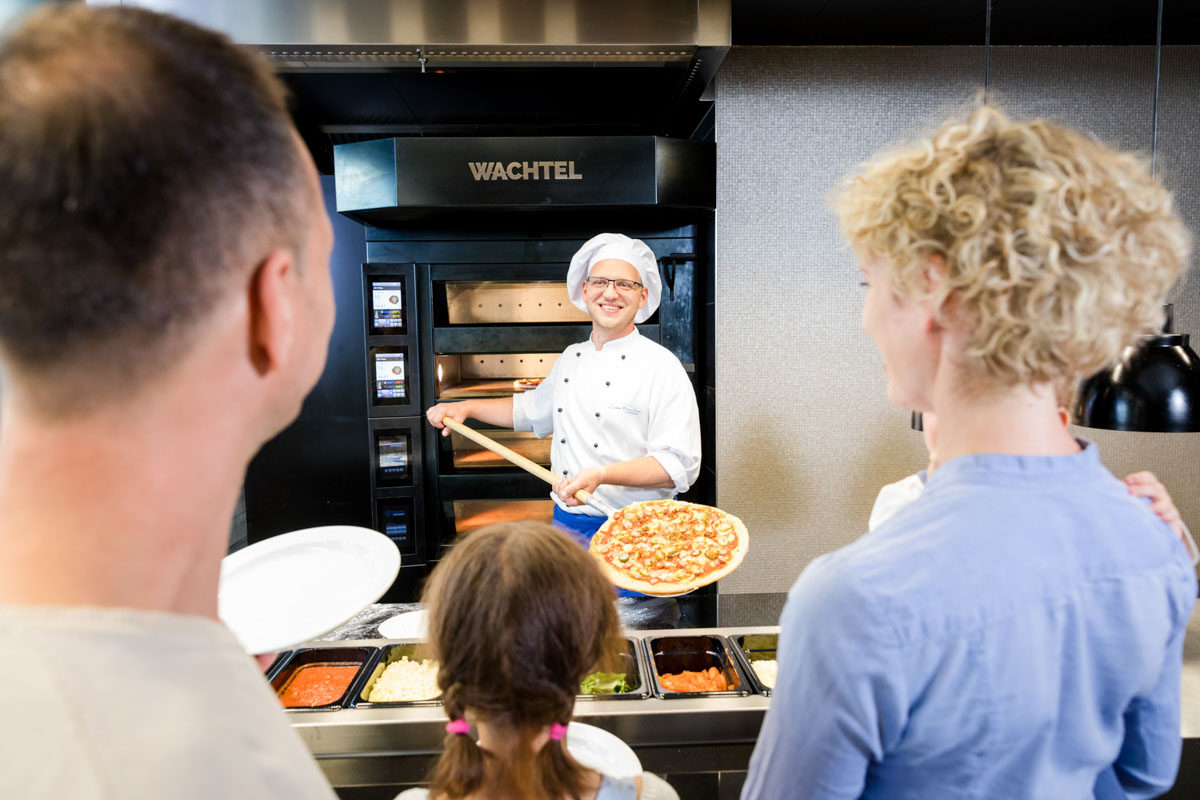 Pizza frisch aus dem Ofen und nach eigenen Wünschen belegen lassen. Fotografiert von Jan Rieger.