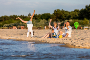 Spielen im Strand an der Ostsee mit der ganzen Familie. Fotografier von Jan Rieger für das Casa Familia an der Ostsee.